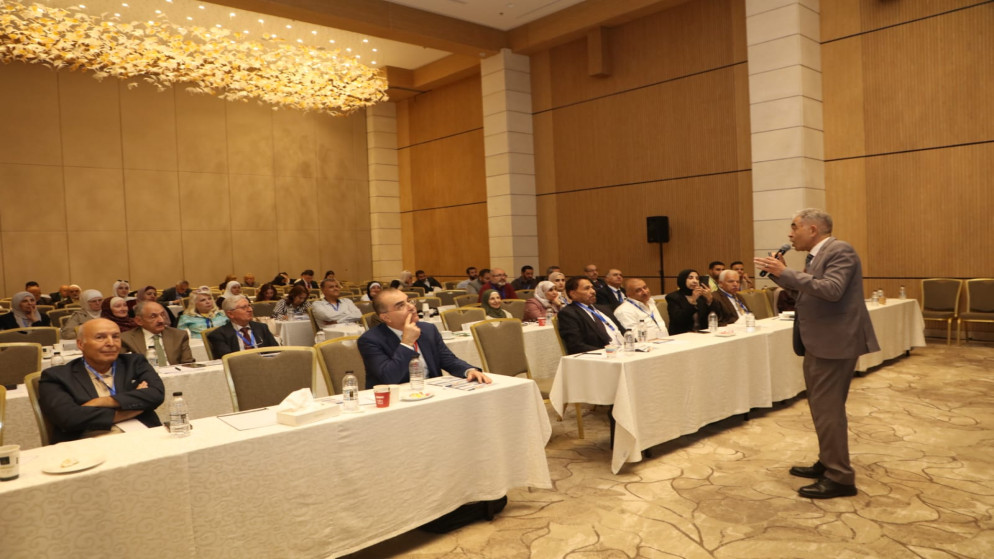 أطباء يحذرون من إيقاف الأدوية واستبدالها بحميات غذائية دون إشراف طبي