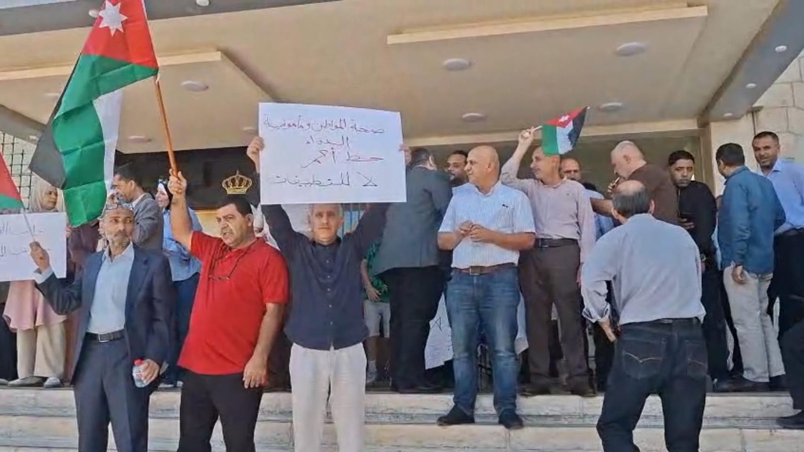 وقفة احتجاجية أمام مجمع النقابات تطالب بحماية مهنة الصيدلة ووقف تطبيقات توصيل الدواء - صور
