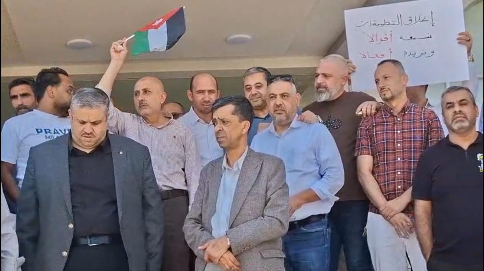 وقفة احتجاجية أمام مجمع النقابات تطالب بحماية مهنة الصيدلة ووقف تطبيقات توصيل الدواء - صور