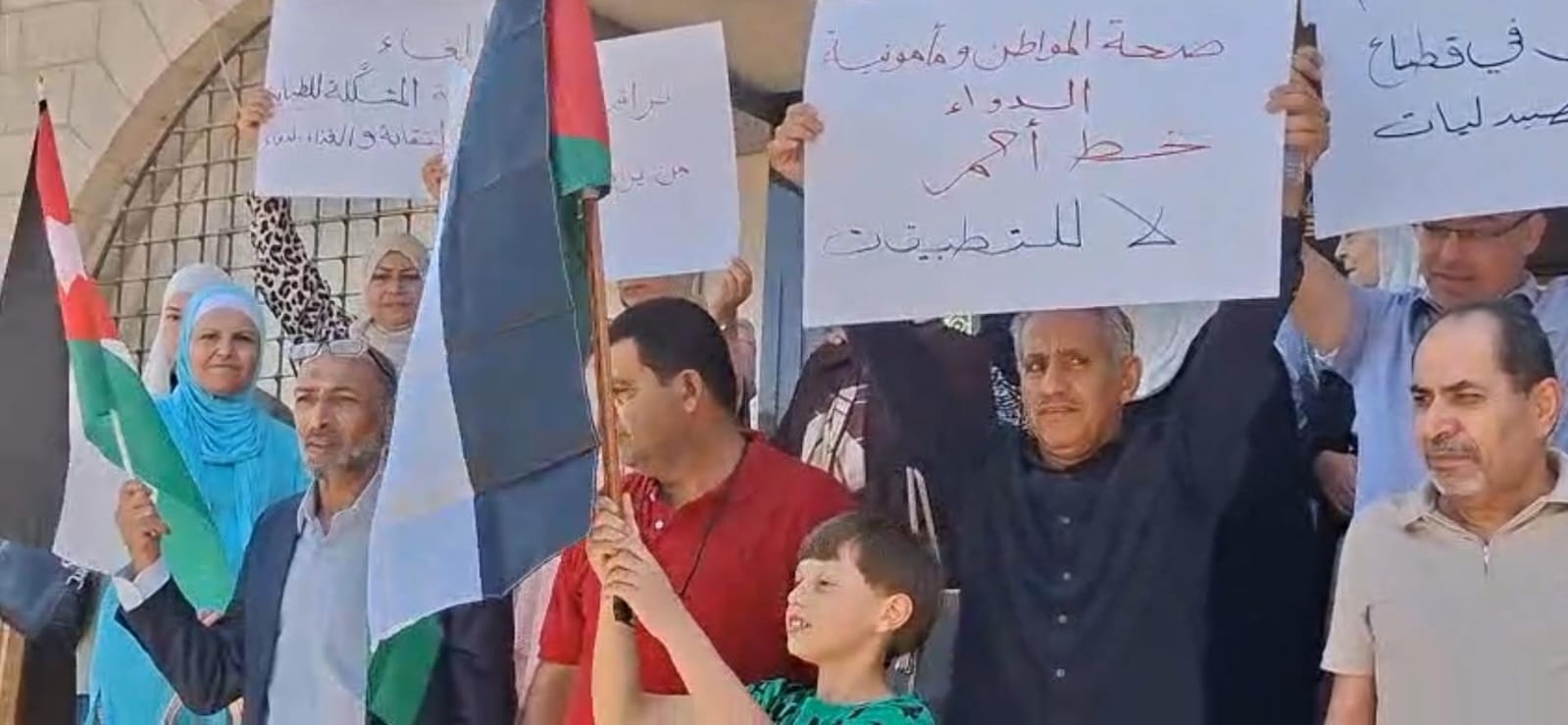 وقفة احتجاجية أمام مجمع النقابات تطالب بحماية مهنة الصيدلة ووقف تطبيقات توصيل الدواء - صور