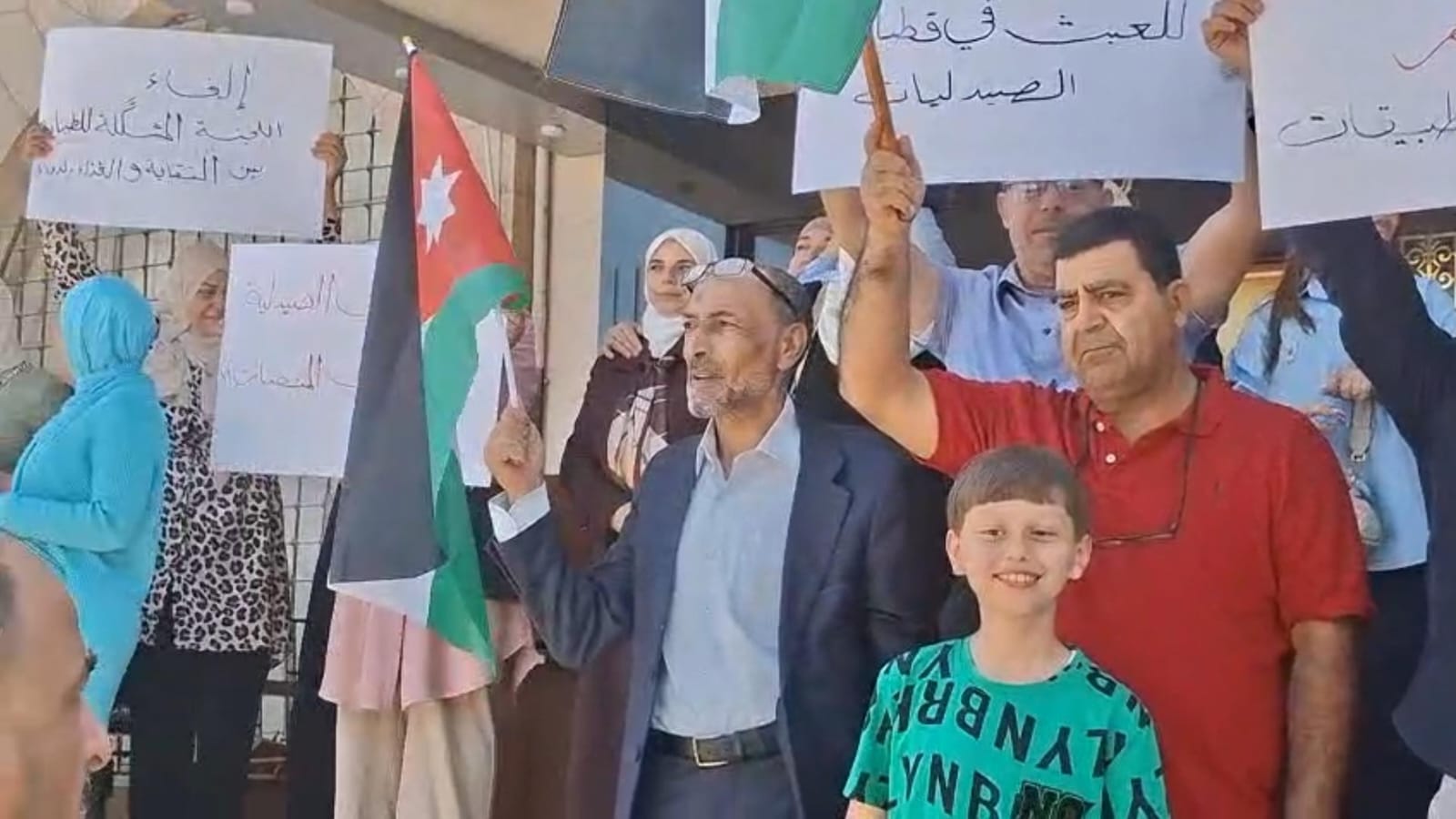 وقفة احتجاجية أمام مجمع النقابات تطالب بحماية مهنة الصيدلة ووقف تطبيقات توصيل الدواء - صور