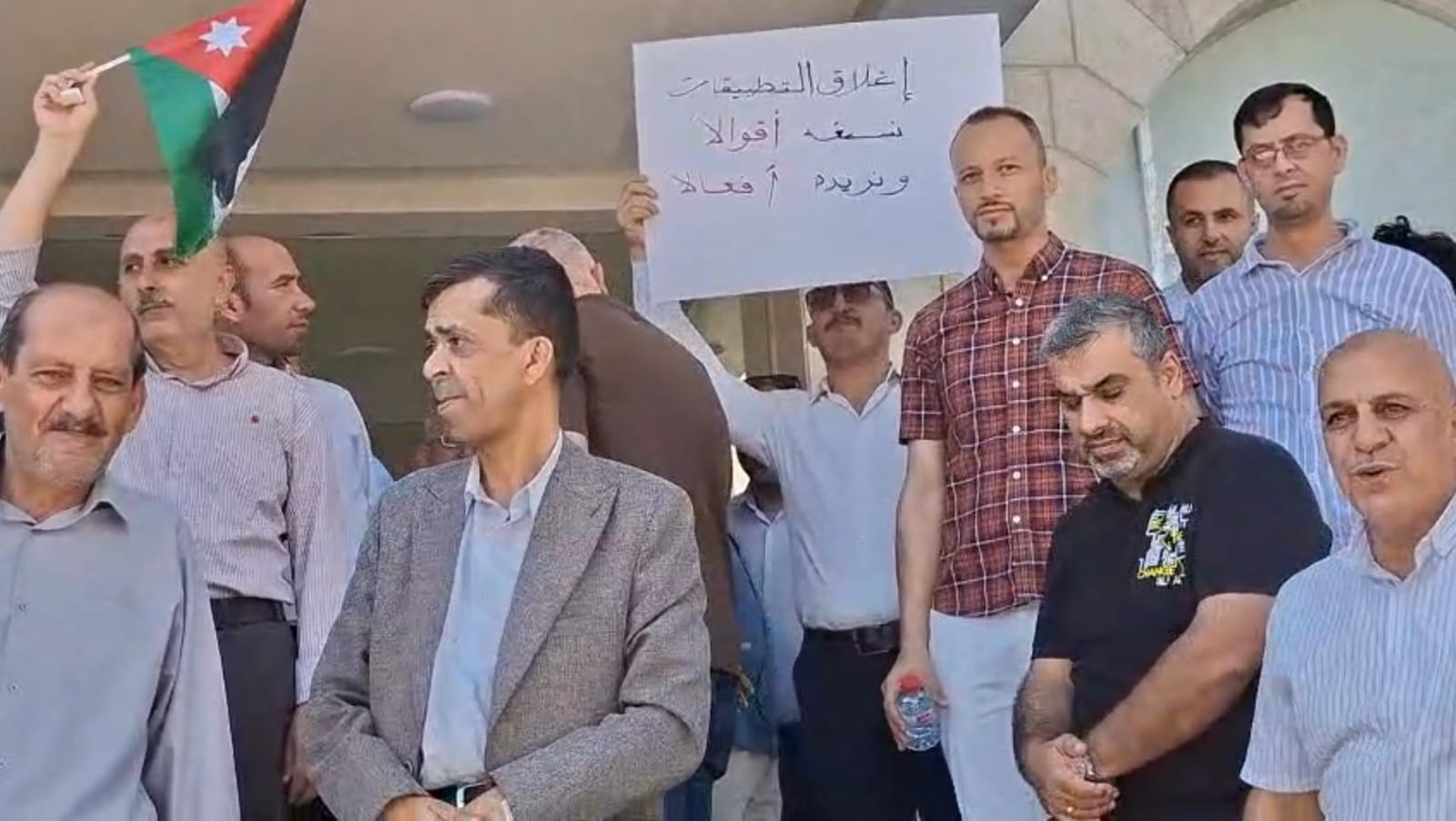 وقفة احتجاجية أمام مجمع النقابات تطالب بحماية مهنة الصيدلة ووقف تطبيقات توصيل الدواء - صور